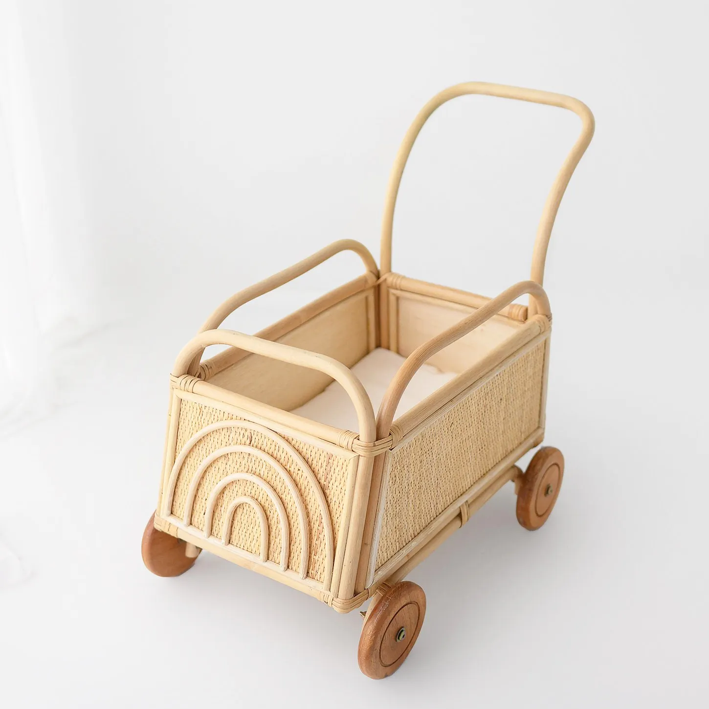 Juguetes más vendidos cochecito de bebé carrito de ratán para niño y niña carrito de juguete de mimbre hecho a mano cochecitos con ruedas rodantes