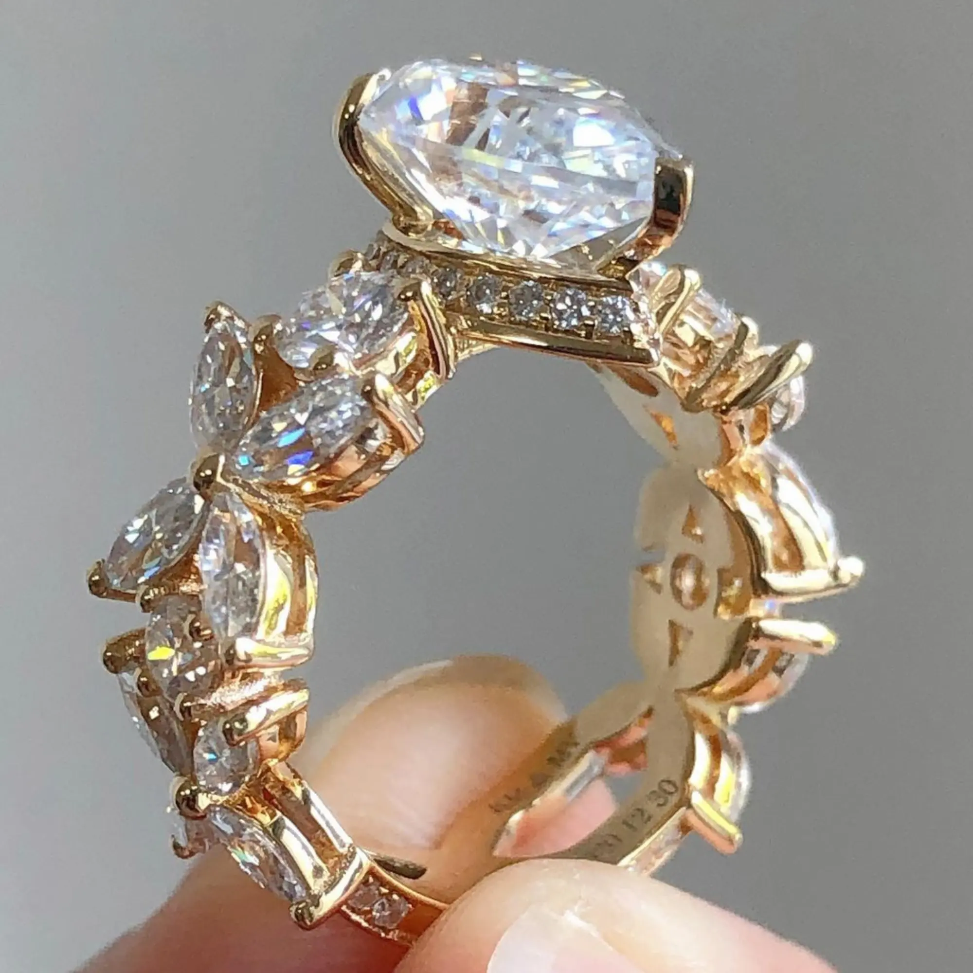 Producto de tendencia Anillo de diamante de corte de pera cultivado en laboratorio de 6,20 quilates Anillo de boda de compromiso Joyería Anillo de oro amarillo de 10K