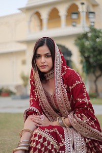 Ağır dizisi işlemeli iş ve masif dantel sınır ile güzel kırmızı renk <span class=keywords><strong>Lehenga</strong></span> bluz sahte çiçeklenme sunulması