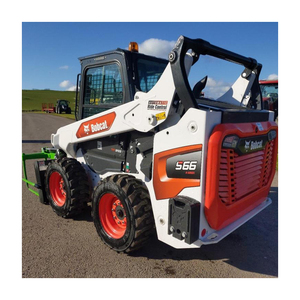 מעמיס bobcat עמיד s250 החלקה עם יכולת הרמה חזקה, בקרות ג 'ויסטיק לבחירה, ויכולת תמרון חלקה