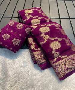 Rot bedruckter <span class=keywords><strong>Saree</strong></span> mit weißer Baumwoll bluse für einfache Hochzeits feier tragen Frauen