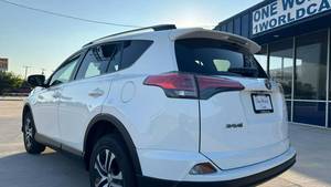 2018年トヨタR-AV4 LE SUV FWD AWD 8Lターボエンジン8シートレザーインテリアライトダークカラーオプション自動ギアボックス左 - Product Image 2