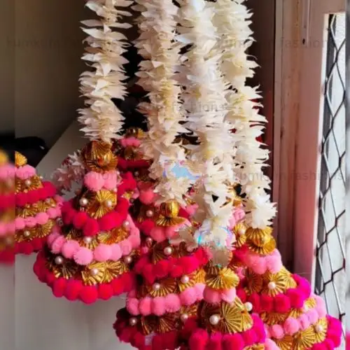 Fiore di gelsomino artificiale di colore bianco fatto a mano indiano con decorazioni Diwali appese sul lato della scala a doppio colore