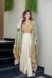 独特设计的女性穿着<span class=keywords><strong>Lehenga</strong></span> <span class=keywords><strong>Choli</strong></span>和Kothi在西多蒂看起来从印度批发价格
