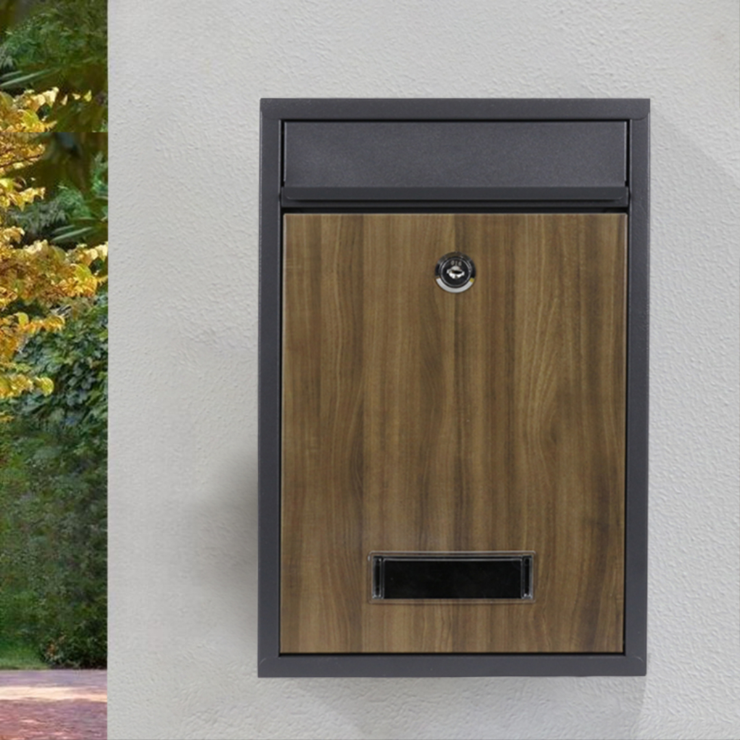 Cerradura con llave de madera oscura.