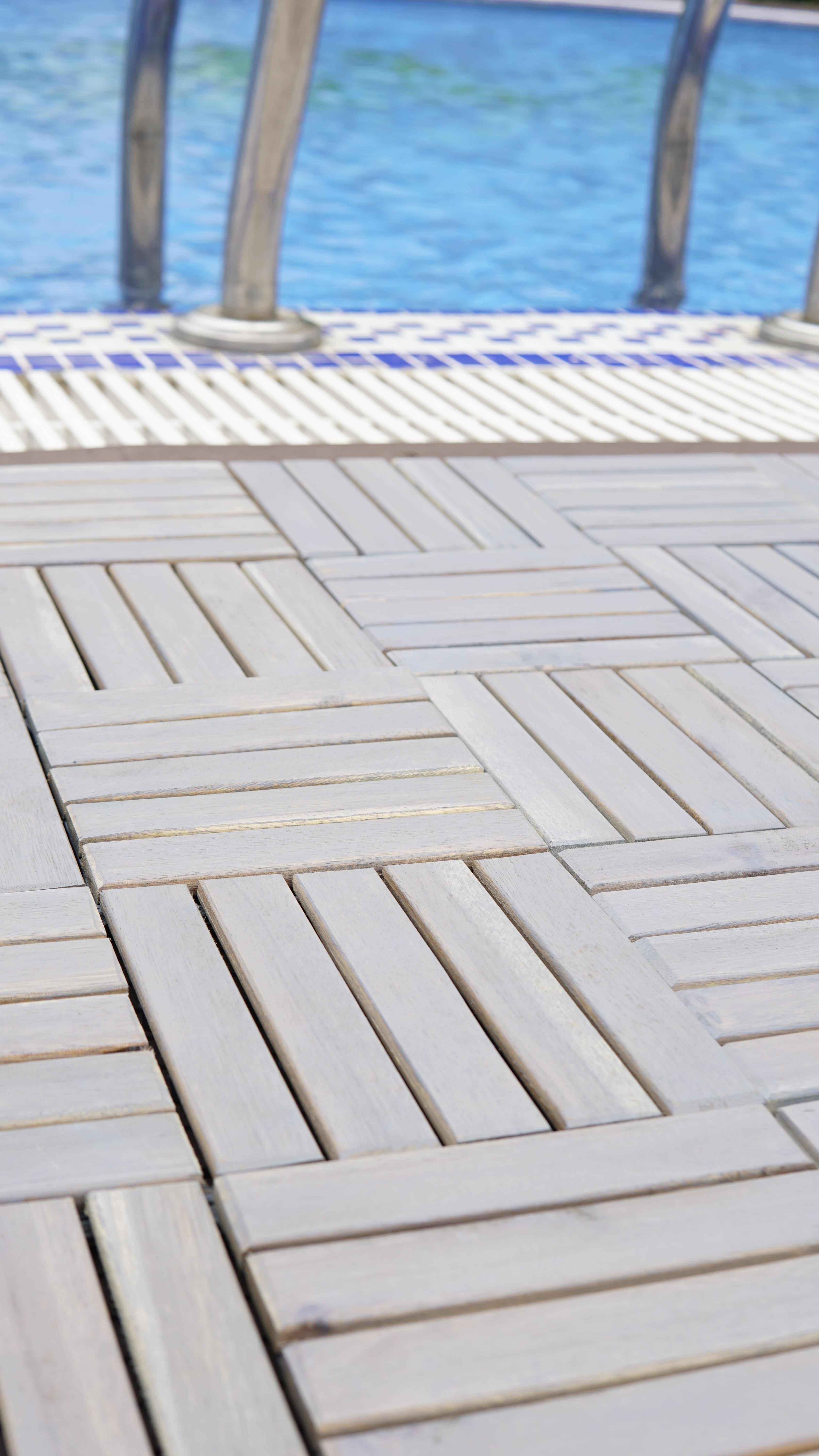 สีเทาเข้ม