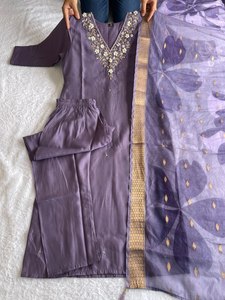 Дизайнерская коллекция 2024, комплект из трех предметов Kurti, отличное качество, сказочный узор, стежка с V-образным вырезом, римская шелковая ткань, сделанная модальной сеткой - Product Image 3