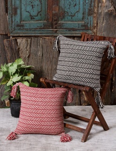 2 Set kırmızı Khadi pamuk yastık Handwoven dekoratif 18x18 inç kare yastık yumuşak ev kullanımı ile püsküller