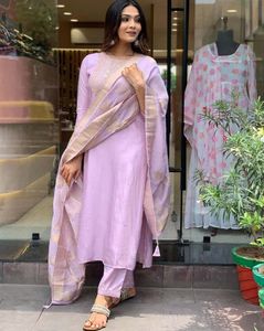 新しいインドのエスニックウェアReyonと刺Embroideryデザインの作業フルステッチクルティスとBanarasi Jacquard Dupatta Set for Women Wear