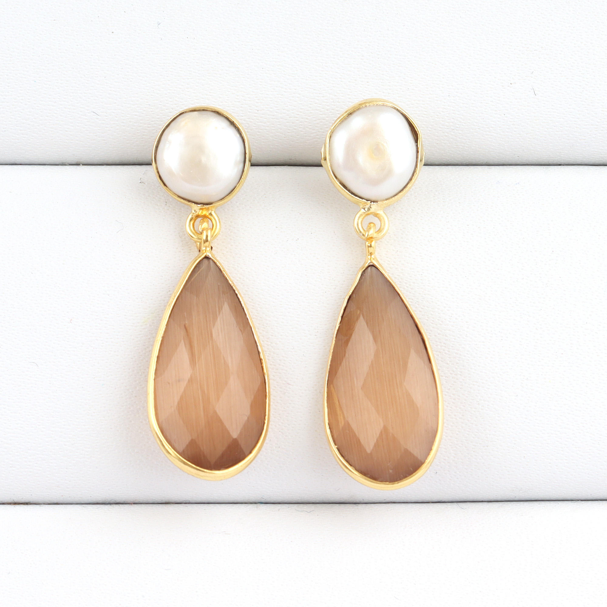 สีขาวและสีน้ำตาล