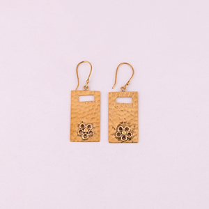 Çiçek detayları 55x20MM boyutu ile dövülmüş Rectanglular altın kaplama küpe - Product Image 1