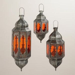 Gran farol marroquí de metal que funciona como fuente de iluminación y elemento decorativo llamativo en cualquier espacio - Product Image 1