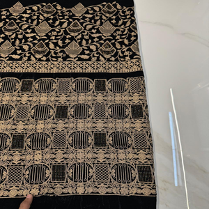 优质天鹅绒刺绣面料高品质面料，具有优雅的天鹅绒质地和复杂的刺绣