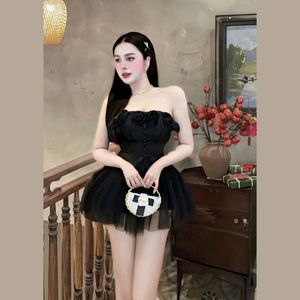 おしゃれな膝上パーティードレス-豪華な生地とフェミニンなディテールでお祝いに自信を持って