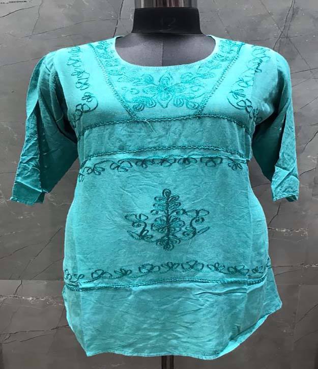 มีสีเขียวขุ่น