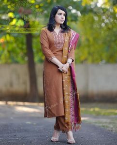 結婚披露宴用のカーディシルクデュパッタエスニックボリウッドスーツをセットしたデザイナーインドの女性用コットンクルタセットにはクルティパンツが含まれています
