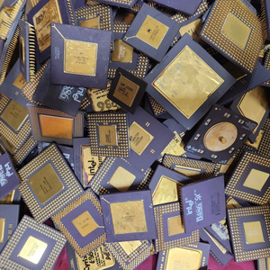Intel Pentium Pro เศษโปรเซสเซอร์ CPU เซรามิกที่มีหมุดสีทอง | ซีพียูประมวลผลเศษทองกู้คืนซีพียูเซรามิก - Product Image 1