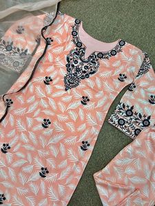 夏季集体民族服装印度<span class=keywords><strong>kurtis</strong></span>女性最新棉人造丝混纺面料刺绣脖子图案柔软光滑