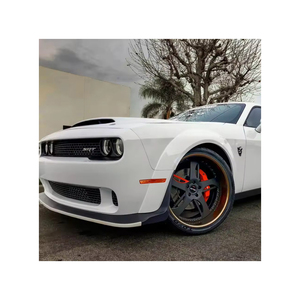 V8 <span class=keywords><strong>HEMI</strong></span>エンジン、象徴的なデザイン、高性能機能を備えたダッジチャレンジャーマッスルカー