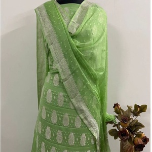 定制的choli纯Khaddi <span class=keywords><strong>Georgette</strong></span> Banarasi套装，银色Zari编织为深红色。婚礼和派对的理想选择