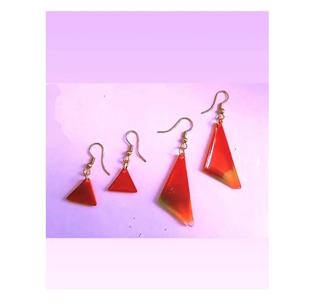 赤い三角形を身に着けている婚約のための最高品質の樹脂ジュエリーイヤリングペア販売のためのユニークなデザイン