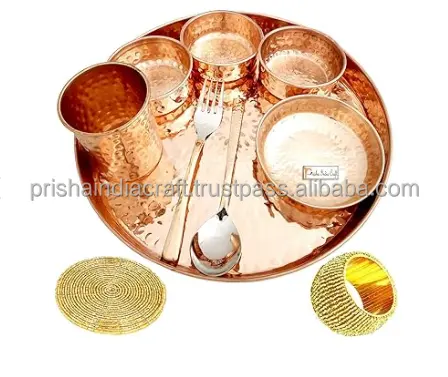 インドのタリセットタリプレートの槌で打たれた伝統的な食器銅セットボウルガラスとスプーンサービング食器