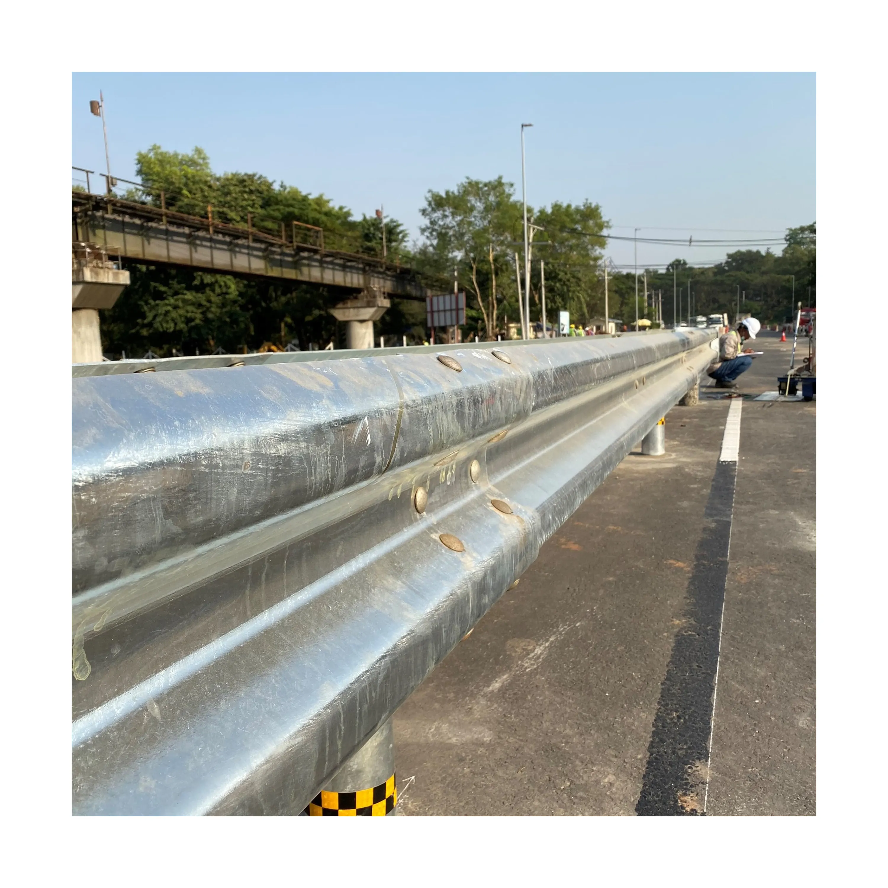 Beam Hungary Highway Guardrail venta al por mayor Barrera de choque con revestimiento de zinc Barandillas de carretera de Vietnam