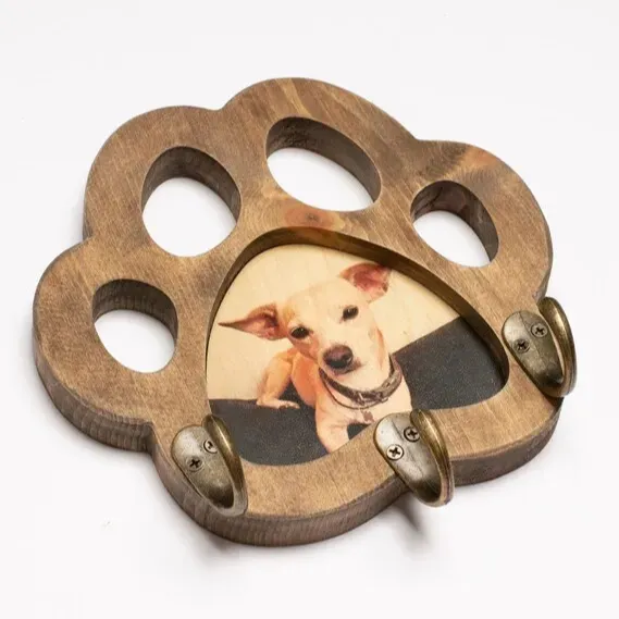 Telaio stampato a mano con zampa di cane con chiave e porta guinzaglio