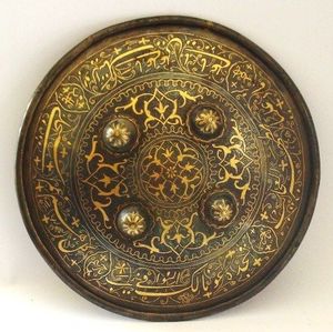 中世纪中世纪圆形维京龙盾，由木材和金属制成，用于家居装饰，播放电影和主题12月
