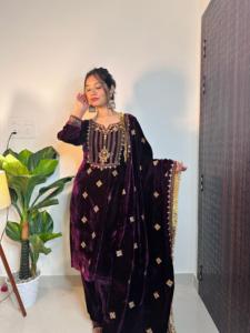 美丽的设计师刺绣天鹅绒Salwar Kameez现成的紫色蓝色3 pc天鹅绒Kurta Palazzo套装，配有杜帕塔派对装