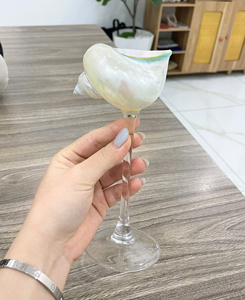 Ev çubukları ve tatil yerleri için otantik kabuklu deniz hayvanı kabuğu taban ve kristal berraklıkta cam üst ile Artisan hazırlanmış şarap bardağı - Product Image 2