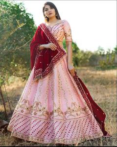 En çok beklenen tasarımcı düğün özel <span class=keywords><strong>Lehnga</strong></span> sunmak