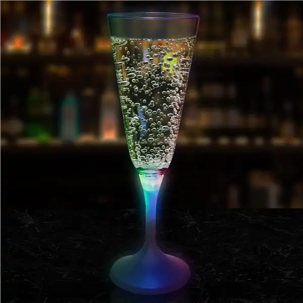 تخصيص السنة الجديدة حزب مصباح ليد يصل متعددة اللون 7 Oz النبيذ البلاستيك كؤوس الشامبانيا و المزامير الأبيض الجذعية