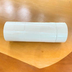 薄手で用途が広く、工芸品の取り付けや迅速な修正に最適な両面粘着テープでシームレスな接着を作成します