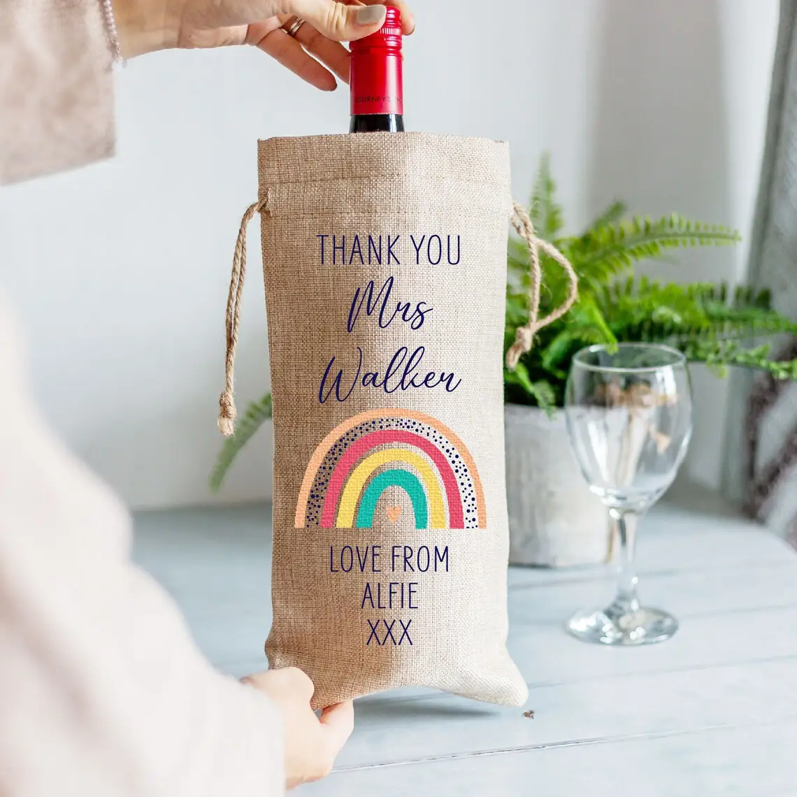 Vente en gros de sacs de bouteilles en lin avec cordon de serrage avec logo personnalisé sac de promotion de cadeau de bouteille de vin en jute