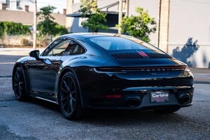 体验2024的Porrsche 911 Caarrera T Couupe轻量级Sporrts Couupe与增强的驾驶动力