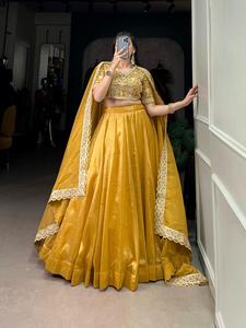 無地とスパンコールの糸刺繍作品を備えた美しい臨時着用最高品質のGoldie Lehenga Choli & Dupatta - Product Image 2