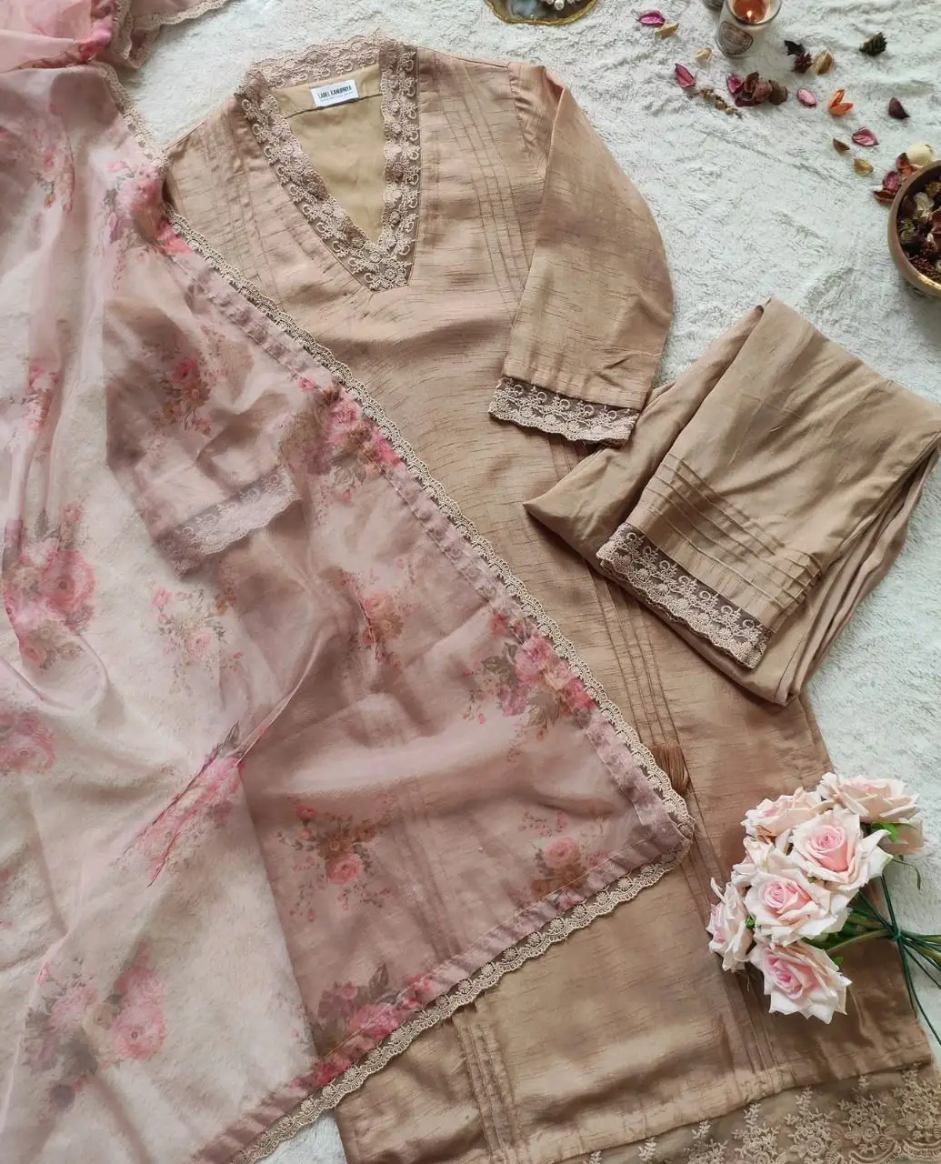 Conjunto de Kurta e parte inferior para festas, roupa étnica Fulpari de algodão pesado com novo design, apropriado para exportadores indianos