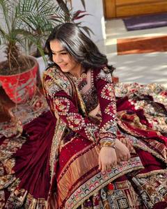 Navratri LehengaCholiブラウス付きのエレガントなシルクから作られた鏡刺Embroideryの伝統的なインドとパキスタンの服