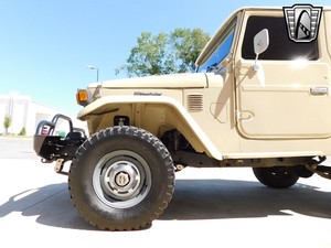 1974年トイオタFJ40 3.9L 4X4ヴィンテージカーコレクションAWDファブリックシート付きR18タイヤマニュアルギアボックス左ステアリング送料無料 - Product Image 2
