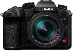 松下Lumix GH7无反光镜即时相机，配有12-60毫米f/2.8-4镜头和64gb SF-M Tough系列存储卡型号DC-GH7LK - Product Image 2