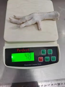 袋に詰められた鶏の胸肉を含む高品質の冷凍鶏の足と足