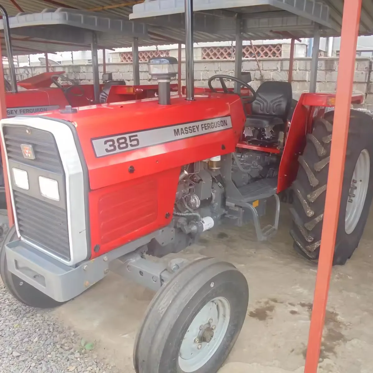 Trattore per l'agricoltura Massey Ferguson 385 usato trattori con secchio buon prezzo