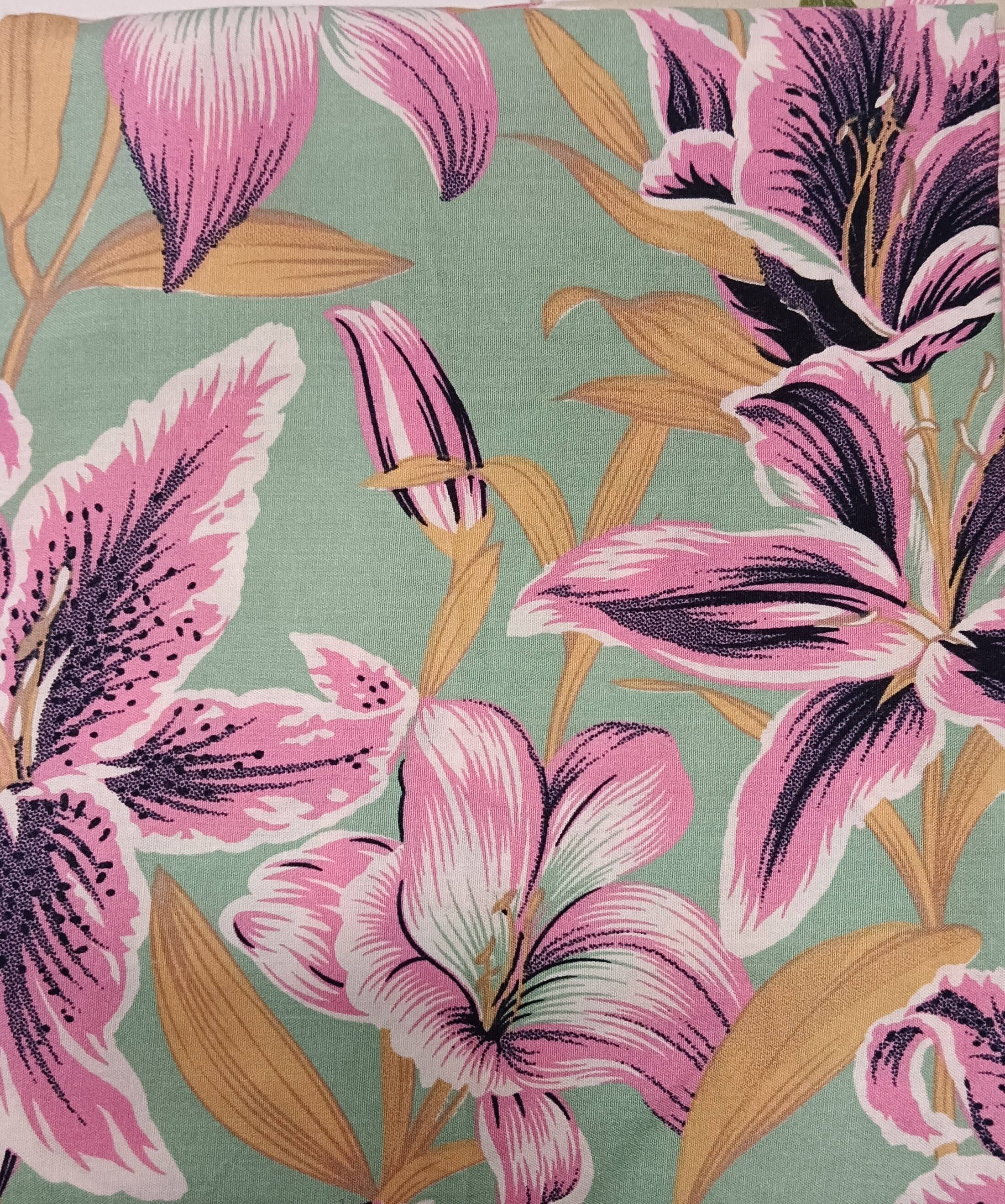 มีสีเขียวขุ่น