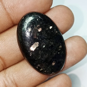 100% หินธรรมชาติ nuummite Cabochon สารพันแบบสุ่มหินหลวมอัญมณีสำหรับทำเครื่องประดับ