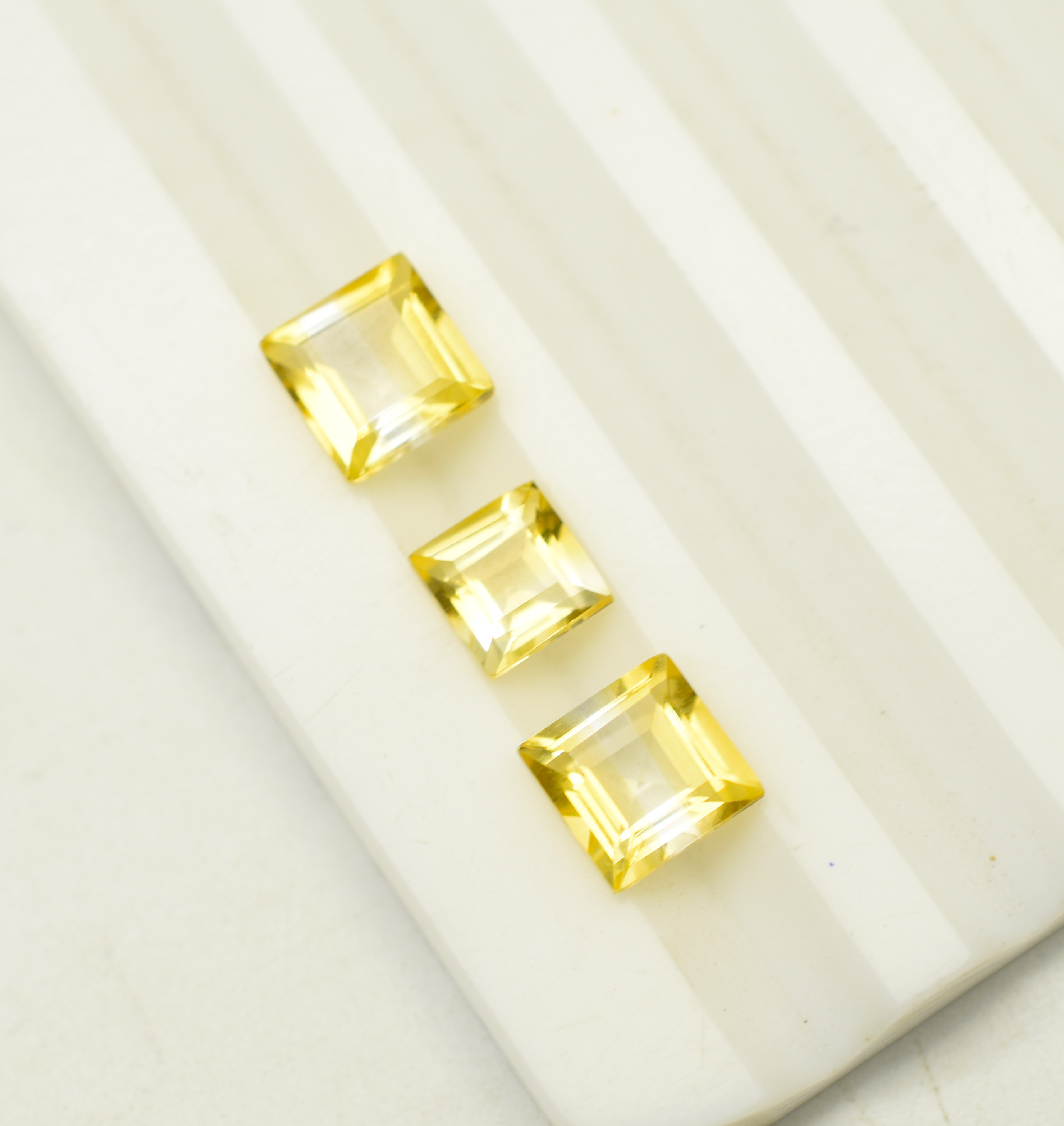 สีเหลือง