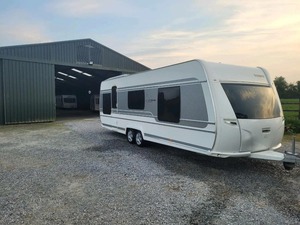 モバイルキャンピングカー4X4 RV 4人用高級オフロードキャラバンブラック高級トラベルトレーラー