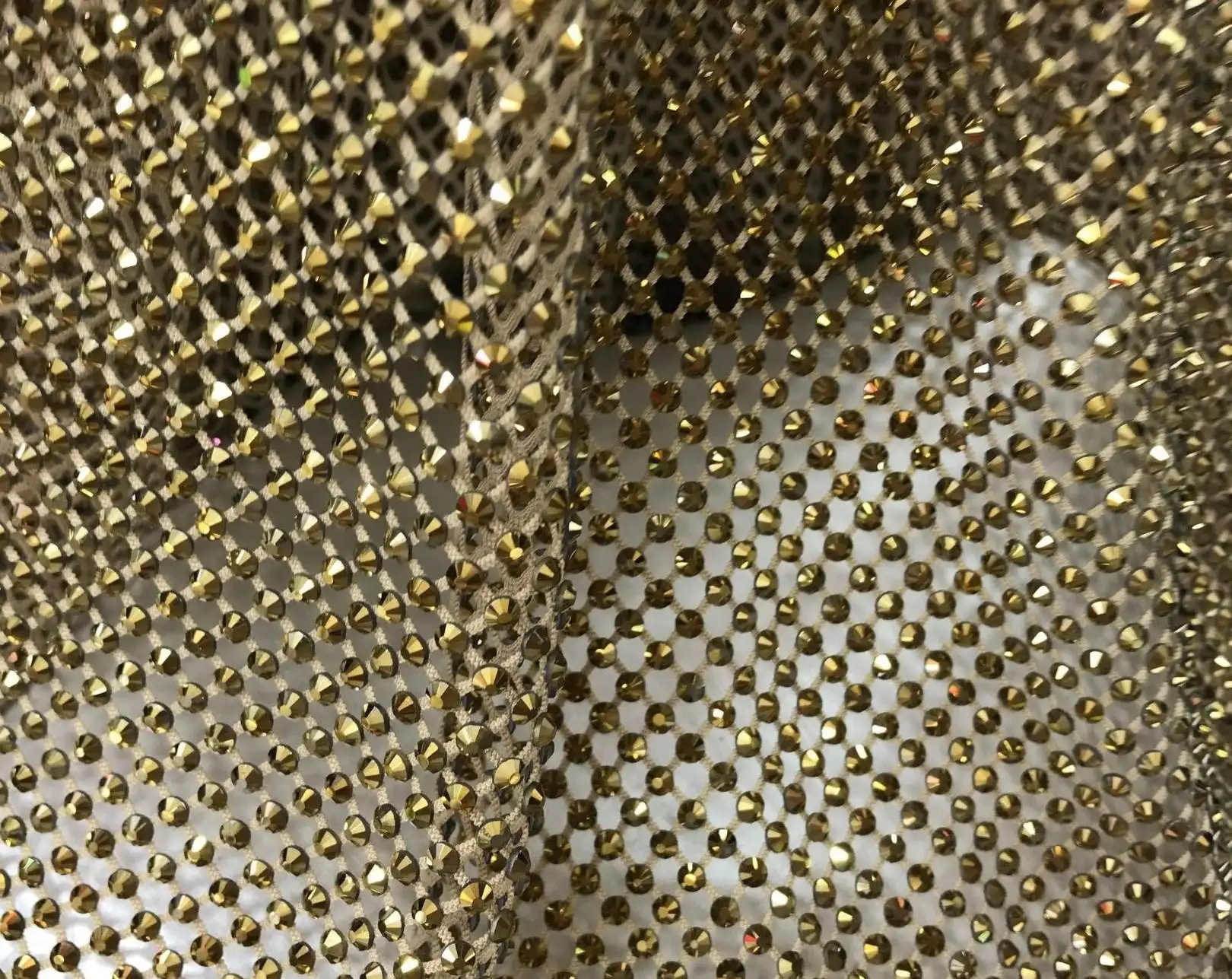Блестящая сетчатая ткань 120 см с золотыми стразами и кристаллами