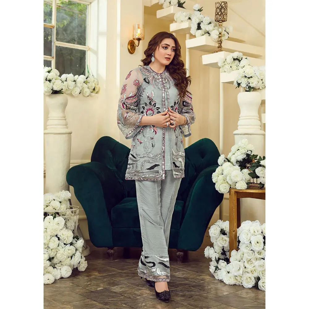 Nouvelle arrivée Robe de soirée argentée avec broderie lourde Robe pantalon style Kameez & Capri Robe de mariée Collection Robe de créateur