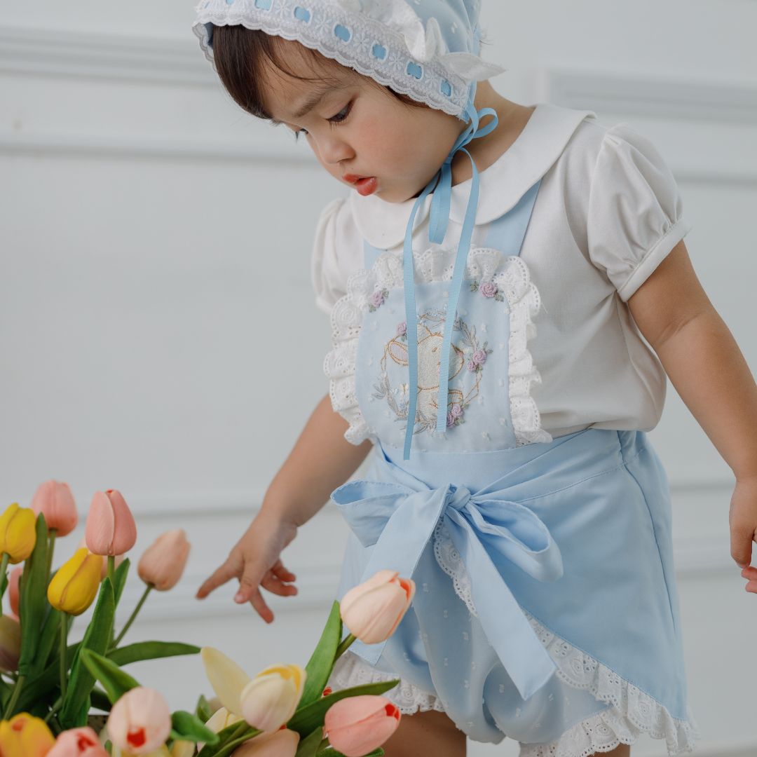 สีฟ้าและสีขาว